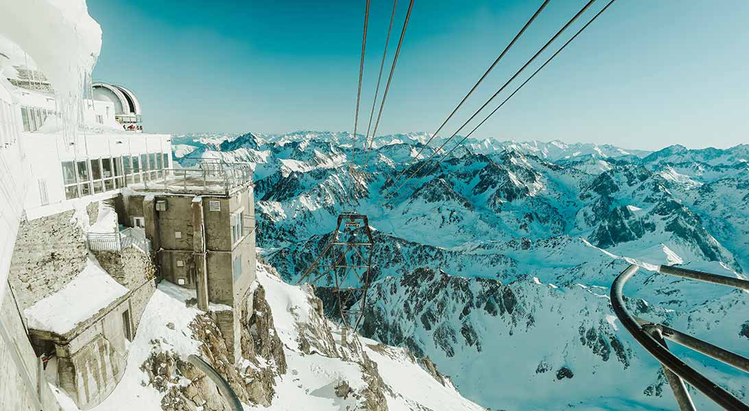 Vue hivernale depuis le téléphérique du Pic du Midi de Bigorre.